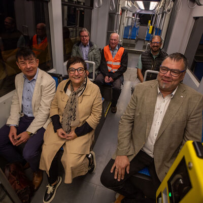 Bild vergr&ouml;&szlig;ern: Neue Elsterbr&uuml;cke erste Stra&szlig;enbahnfahrt &uuml;ber neugebauter Br&uuml;cke