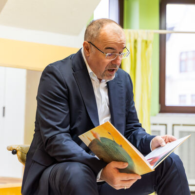 Bild vergr&ouml;&szlig;ern: Oberb&uuml;rgermeister Steffen Zenner lie&szlig;t in der Kita Sonnenk&auml;fer vor