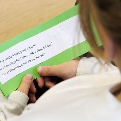 Bild vergr&ouml;&szlig;ern: Kinder und Jugendsprechstunde im Kindercaf&eacute; M&uuml;cke